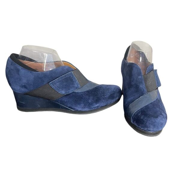 NWOT EARTHIES Bondy Navy Suede w/Leather Stripe Wedge Heel Booties Women’s Sz 10 - Picture 3 of 10